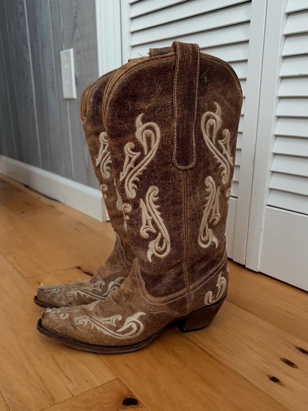 Vintage Women’s Corral Boots with Honey Tan Leather with Cream Embroidery